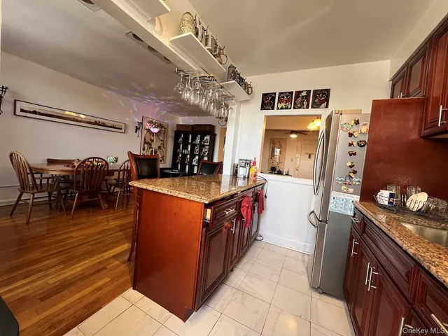 $318,000 | 1425 Thieriot Avenue, Unit 5L | Stratton Park