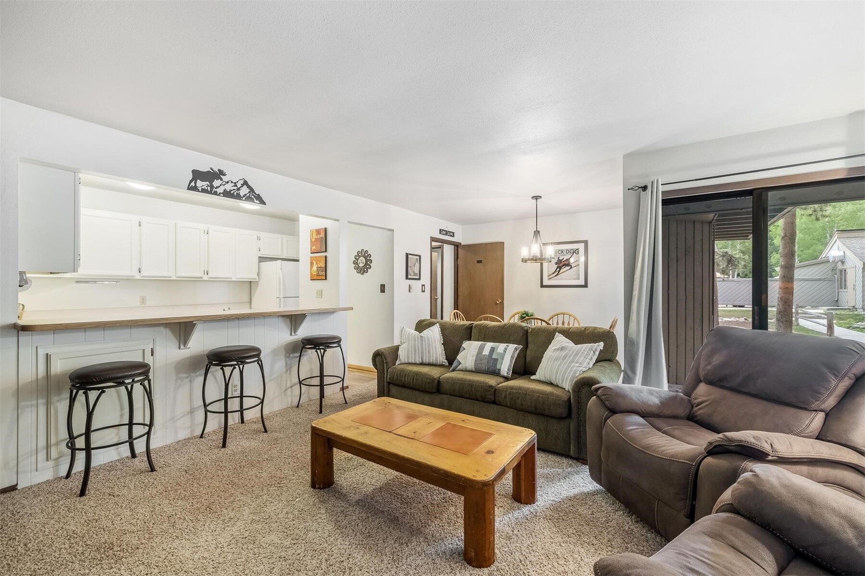100 Wild Irishman Road, Unit 1103 Keystone, CO 80435 - Photo 5 of 33 Living room featuring light carpet and a chandelier