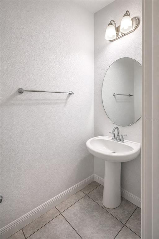 2237 Shadowland Loop Winter Park, FL 32792 - Photo 7 of 20 a bathroom with a sink a mirror and vanity