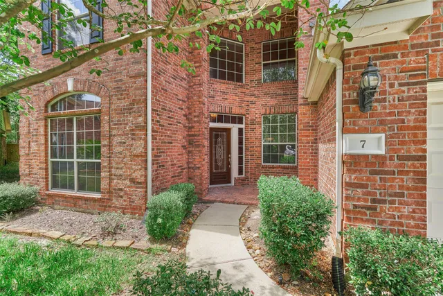 $565,000 | 7 Raindance Court, The Woodlands, TX 77385