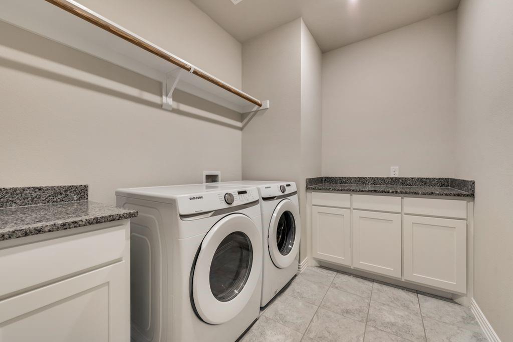 125 Katalina Lane Waxahachie, TX 75165 - Photo 20 of 34 a utility room with dryer and washer