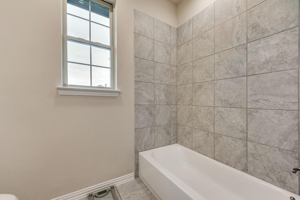 125 Katalina Lane Waxahachie, TX 75165 - Photo 29 of 34 a bathroom with a bathtub