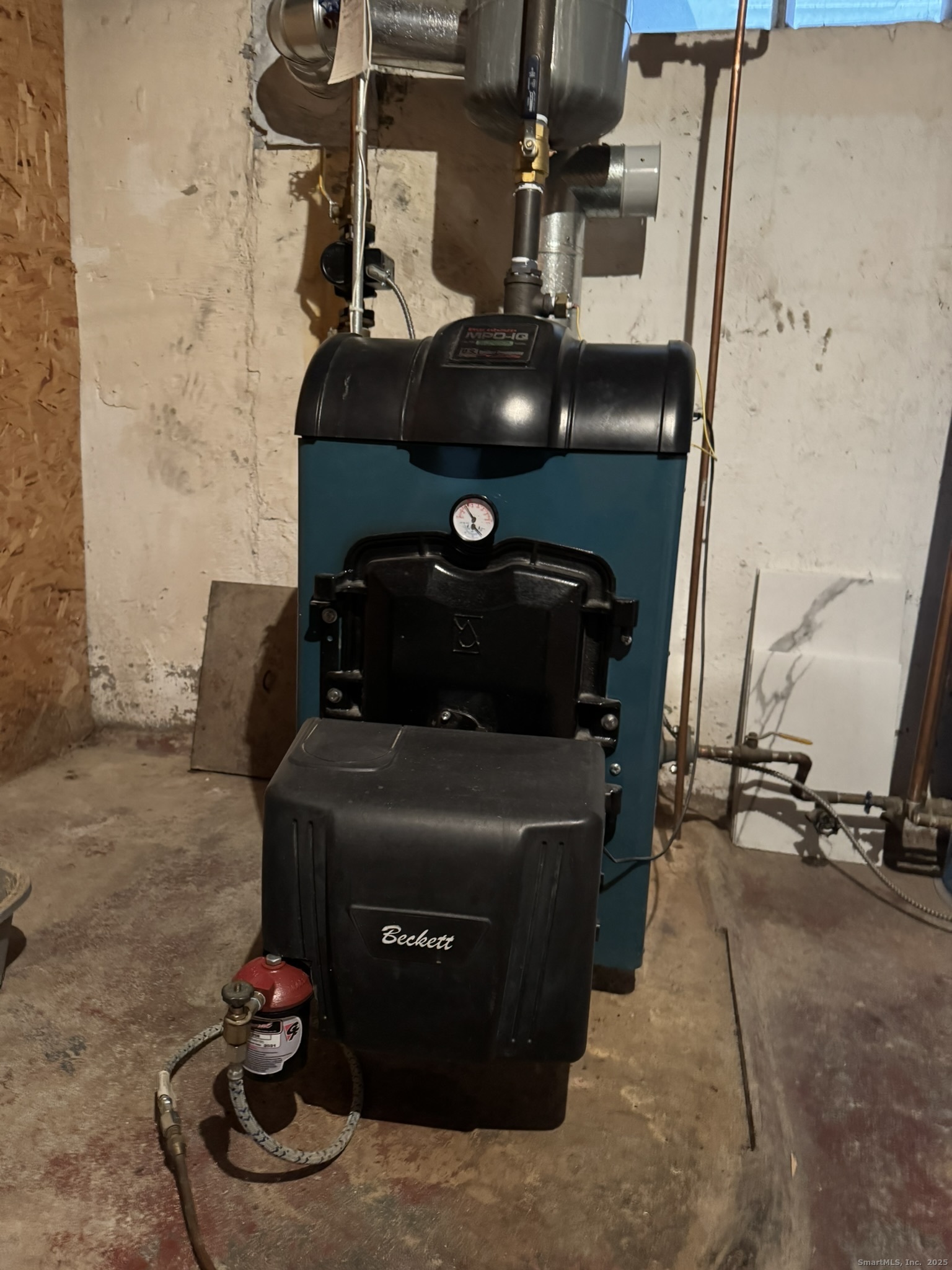111 Harvard Street Hartford, CT 06106 - Photo 13 of 21 a living room with furniture