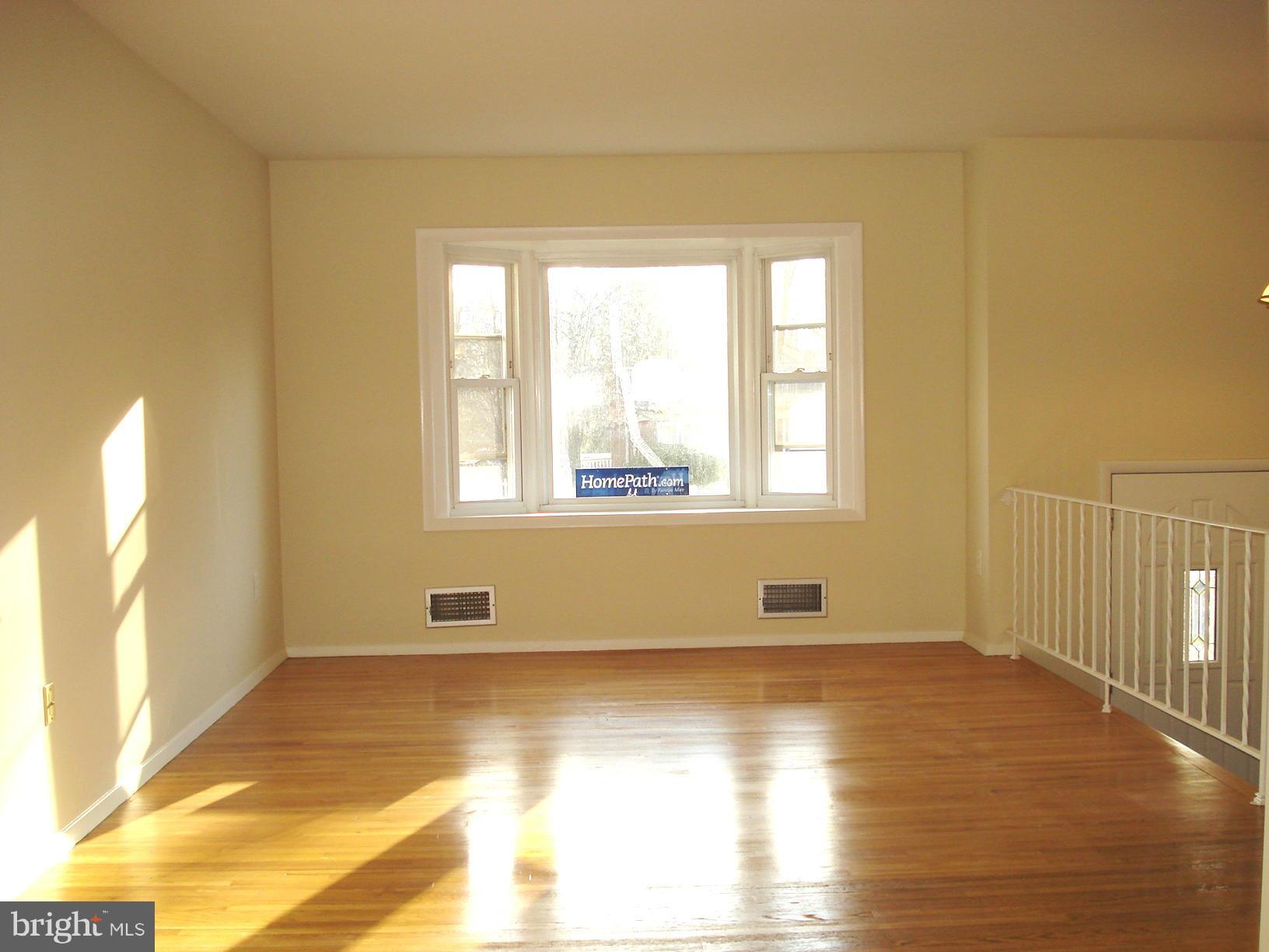 208 Rolling Road Gaithersburg, MD 20877 - Photo 4 of 26 Living Room