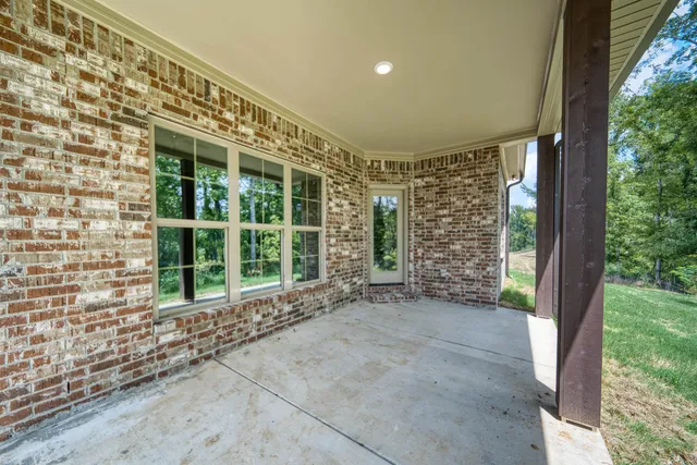 a view of entryway with backyard of house