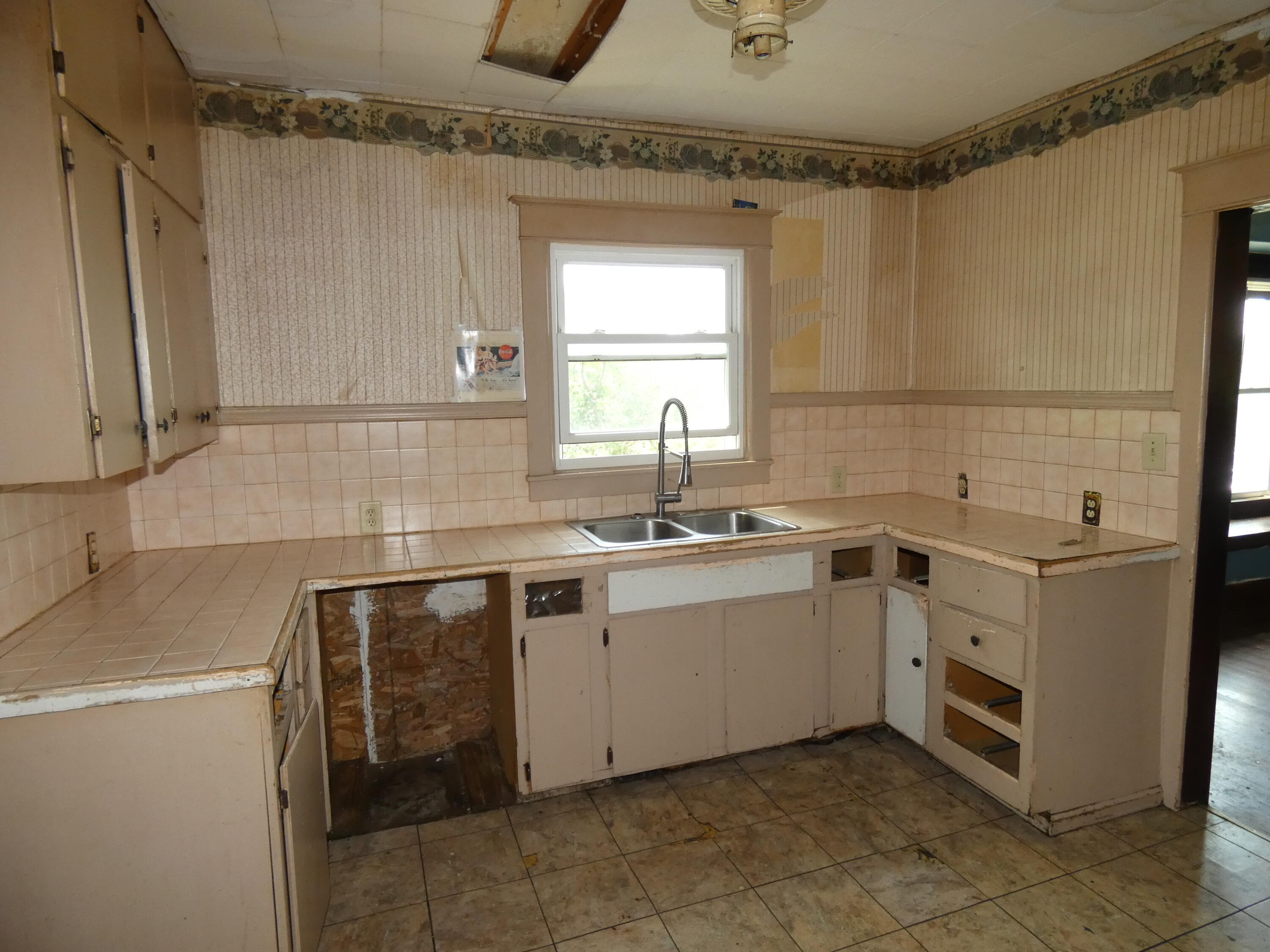 2529 Somerlayton Road Benton Harbor, MI 49022 - Photo 11 of 21 P1060950
