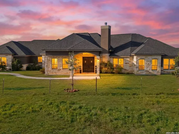 $940,000 | 1530 County Road 132, Floresville, TX 78114