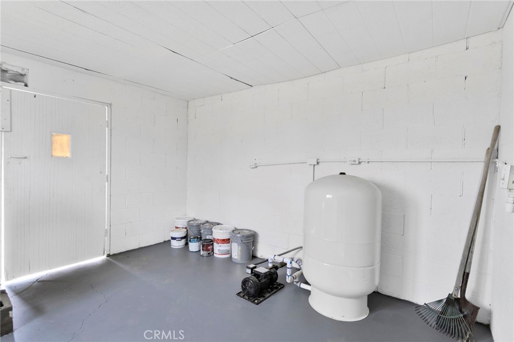 47424 Paddington Landers, CA 92285 - Photo 34 of 67 a view of a room with gym equipment