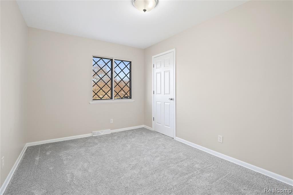 321 Terrace Drive Flushing, MI 48433 - Photo 10 of 47