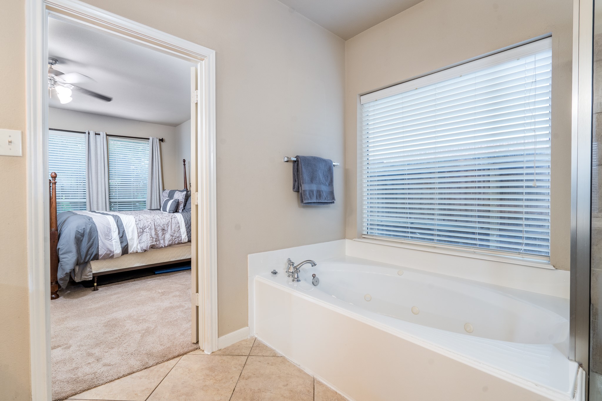 907 Colorado Springs Court Spring, TX 77373 - Photo 16 of 34 Primary bathroom with a large soaking tub.