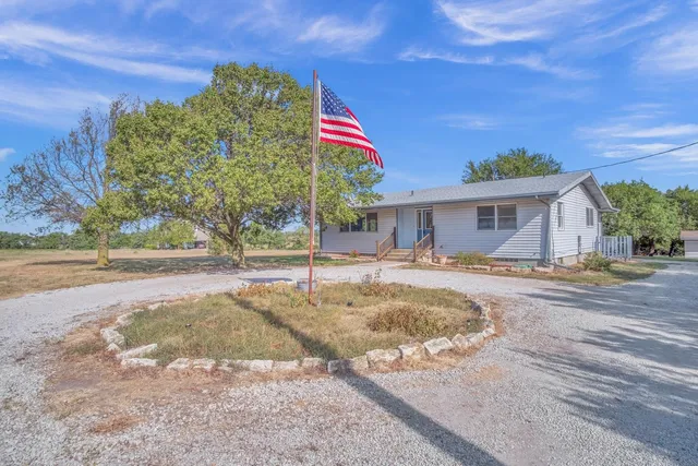 $209,900 | 2044 Arrowhead Road, Moundridge, KS 67107