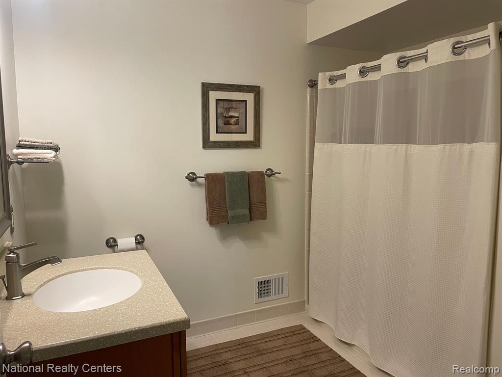 286 Meadow Bridge Drive Rochester Hills, MI 48307 - Photo 22 of 35