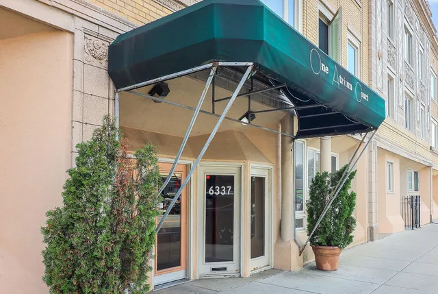 a view of a car garage of the house