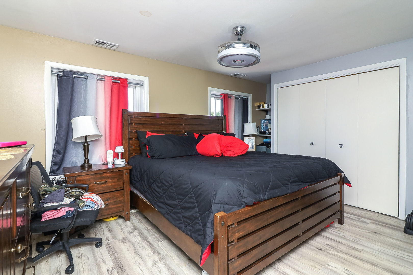 6337 Roosevelt Road, Unit 309 Berwyn, IL 60402 - Photo 10 of 16 a bed room with a bed and a window