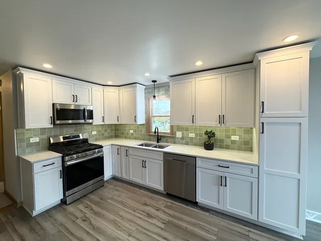 $329,900 | 2656 West 98th Place, Evergreen Park, IL 60805