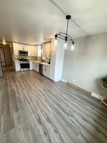 $329,900 | 2656 West 98th Place, Evergreen Park, IL 60805