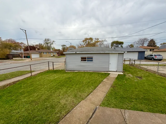 $329,900 | 2656 West 98th Place, Evergreen Park, IL 60805