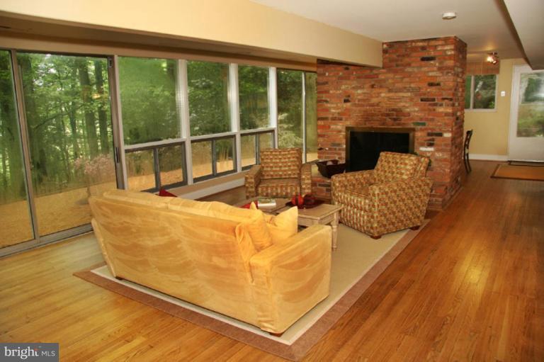 702 Cold Bottom Road Sparks Glencoe, MD 21152 - Photo 8 of 27 Living Room