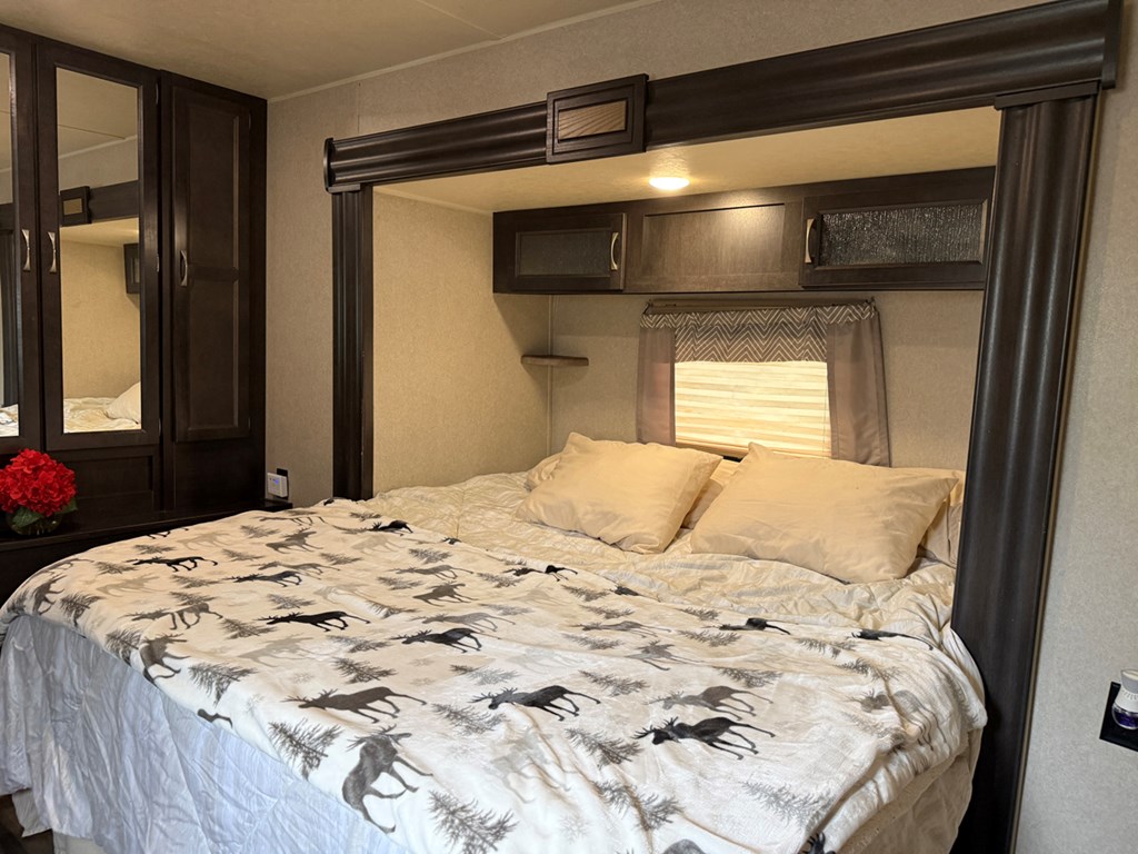 8 P Street Cascade, ID 83611 - Photo 8 of 28 King Size Bed