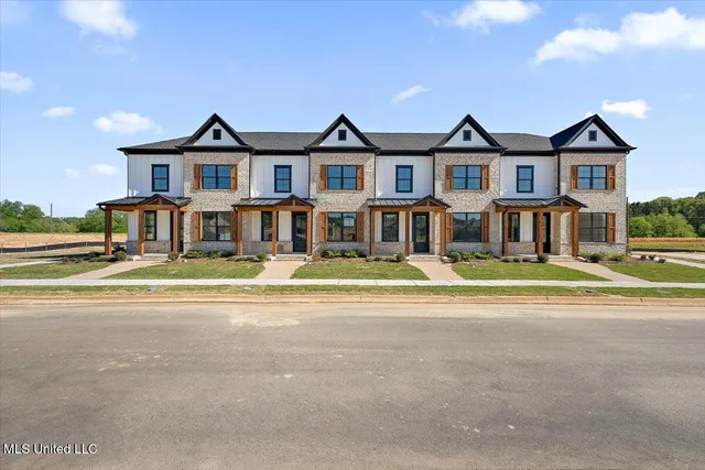 $299,900 | 731 Bolivar Drive, Nesbit, MS 38651