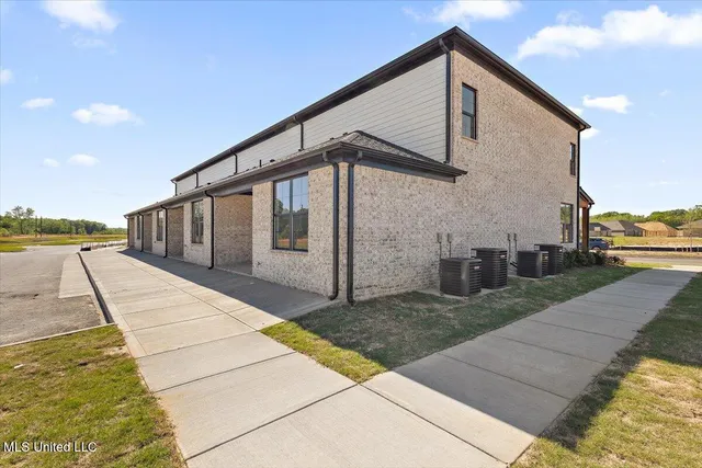 $299,900 | 731 Bolivar Drive, Nesbit, MS 38651