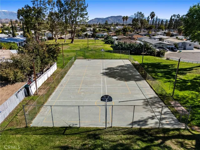 a view of a yard in front of the house