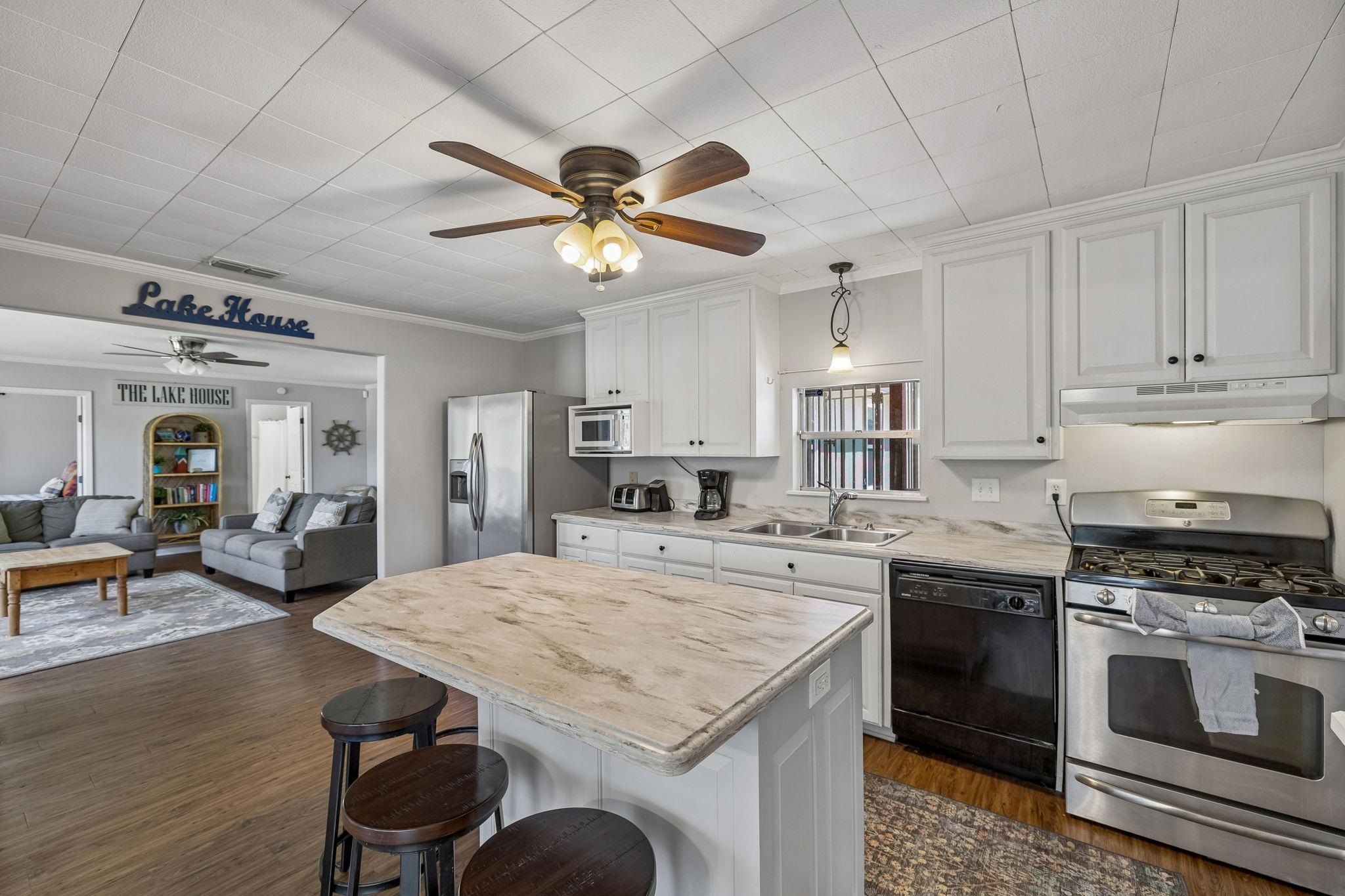 146 Antelope Lane Seguin, TX 78155 - Photo 14 of 28 a kitchen with a stove a table and chairs in it
