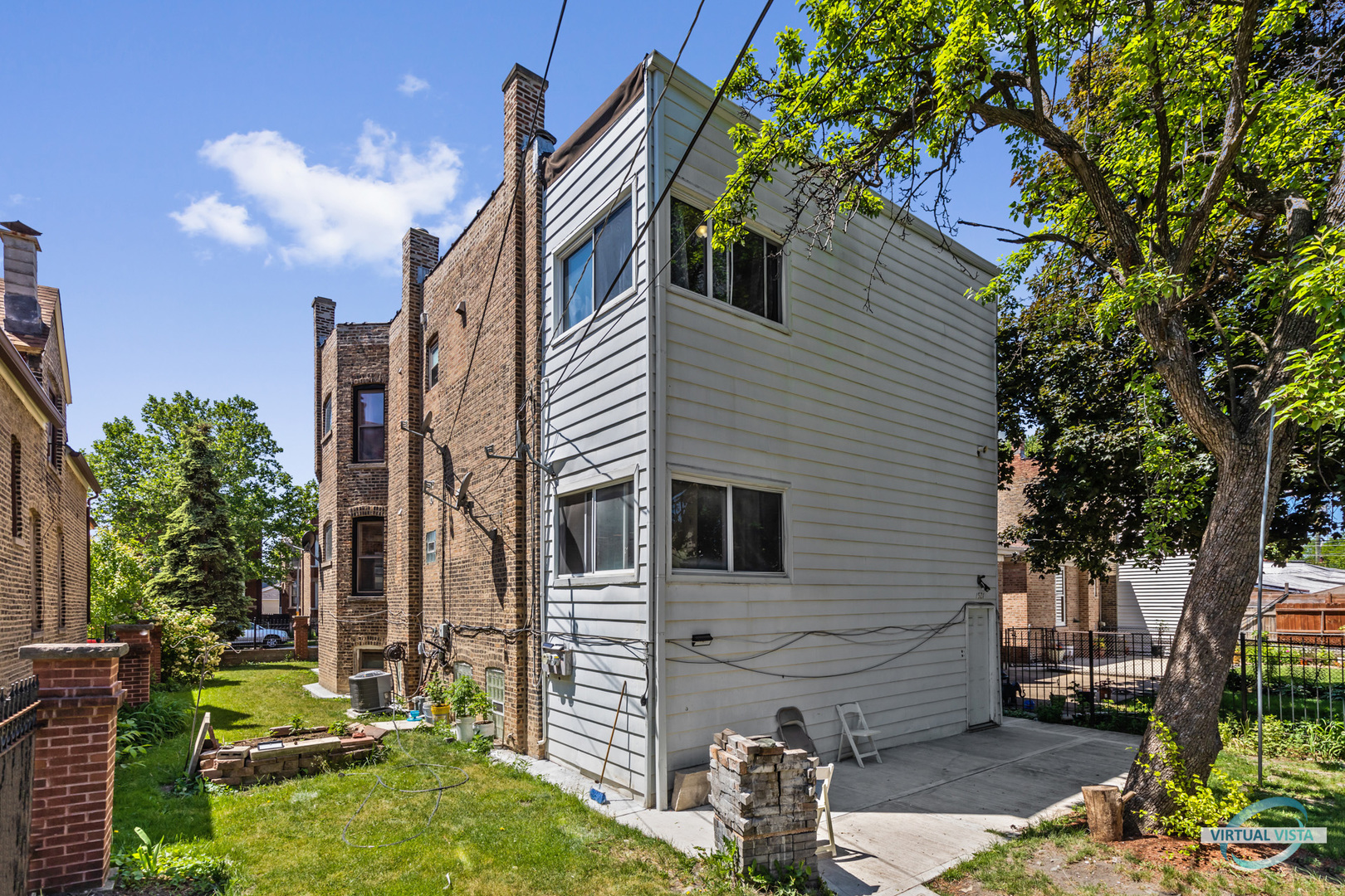 1521 North Springfield Avenue Chicago, IL 60651 - Photo 38 of 40 a front view of a house with garden