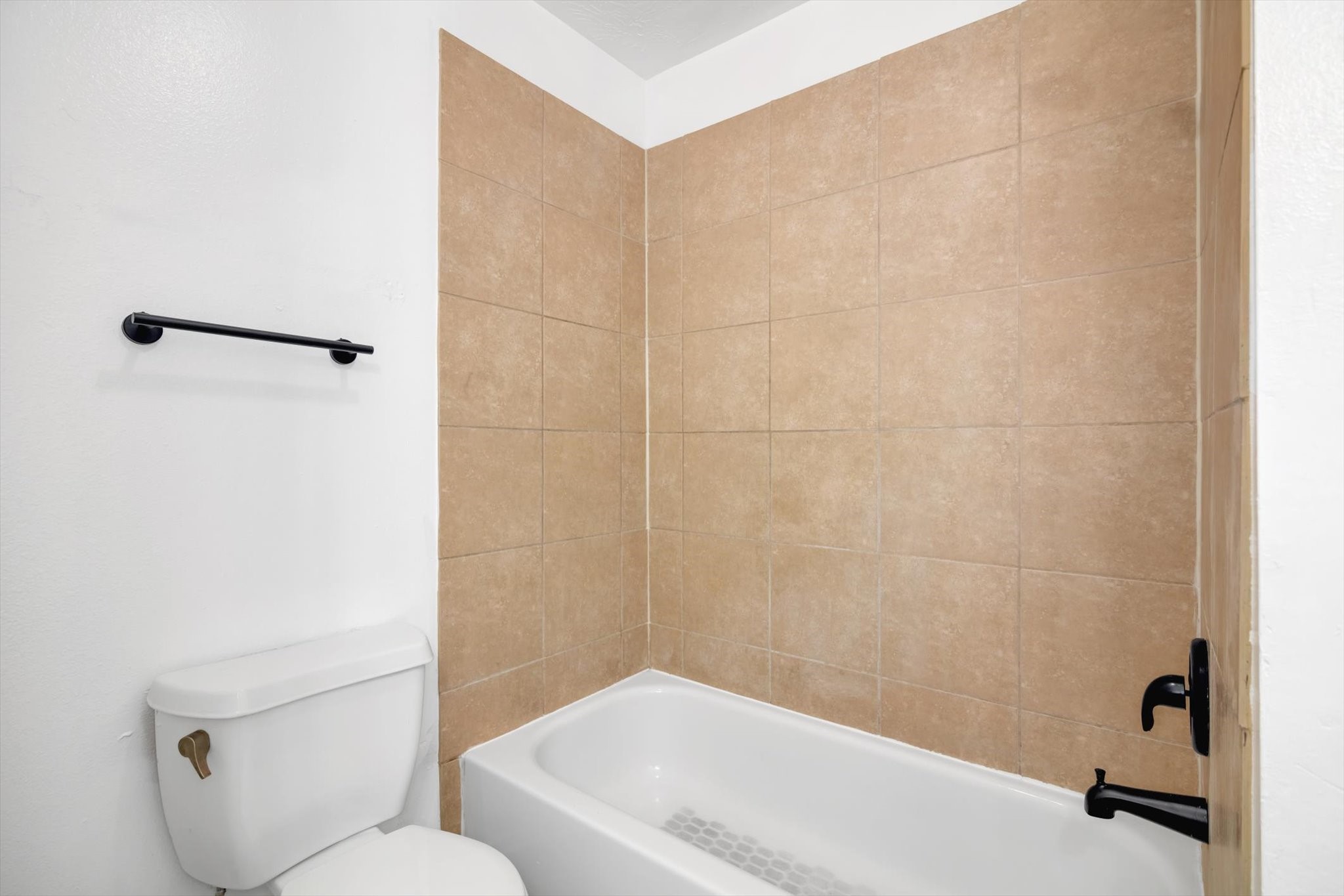 6933 Liverpool Street, Unit A Houston, TX 77021 - Photo 18 of 49 a bathroom with a toilet and a bathtub