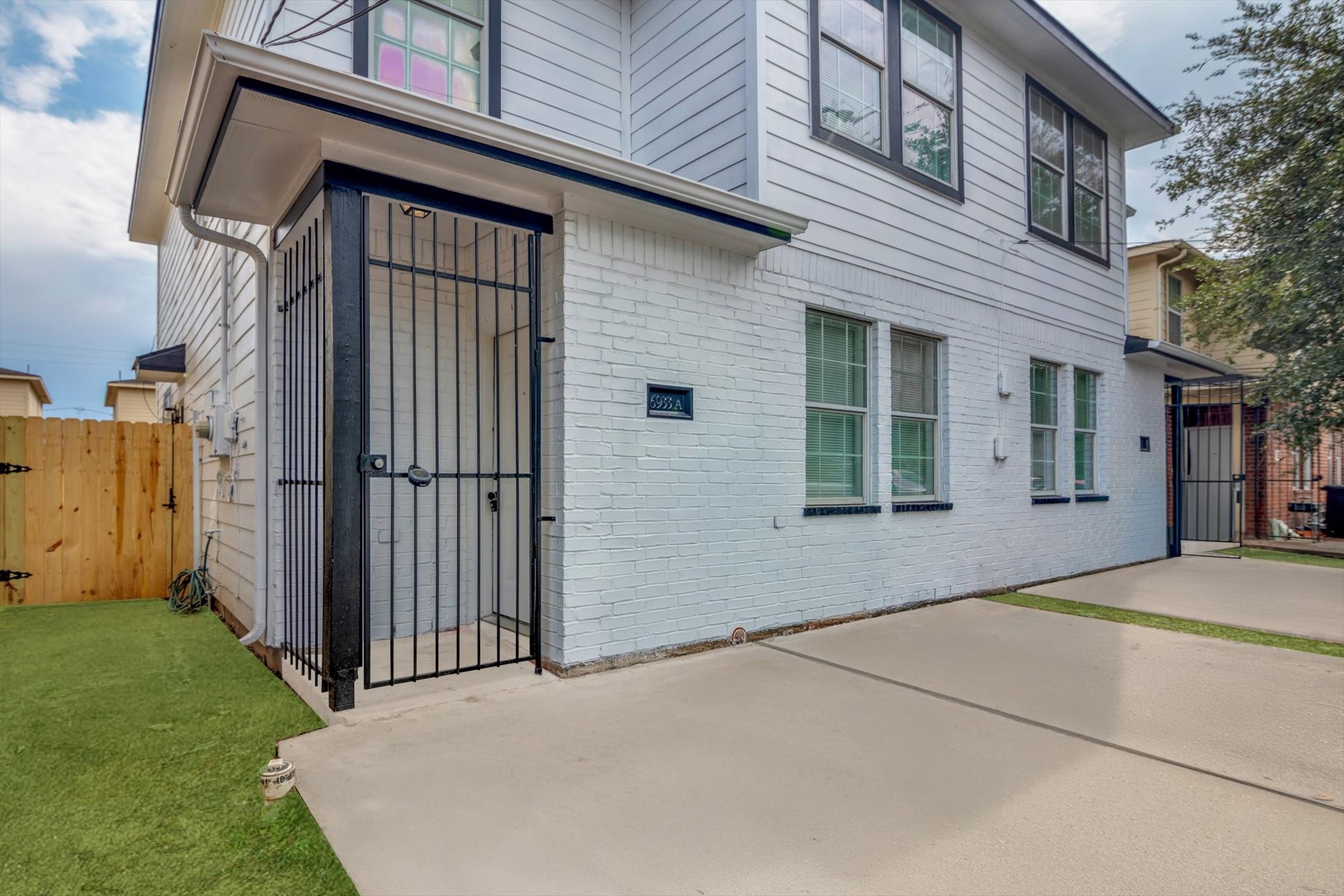 6933 Liverpool Street, Unit A Houston, TX 77021 - Photo 3 of 49 a house with yard in front of it