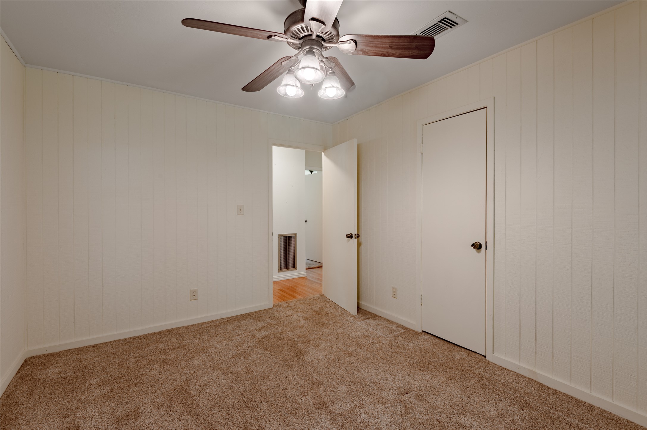 118 Pine Ridge Lane Huntsville, TX 77340 - Photo 28 of 36 Guest Bedroom
