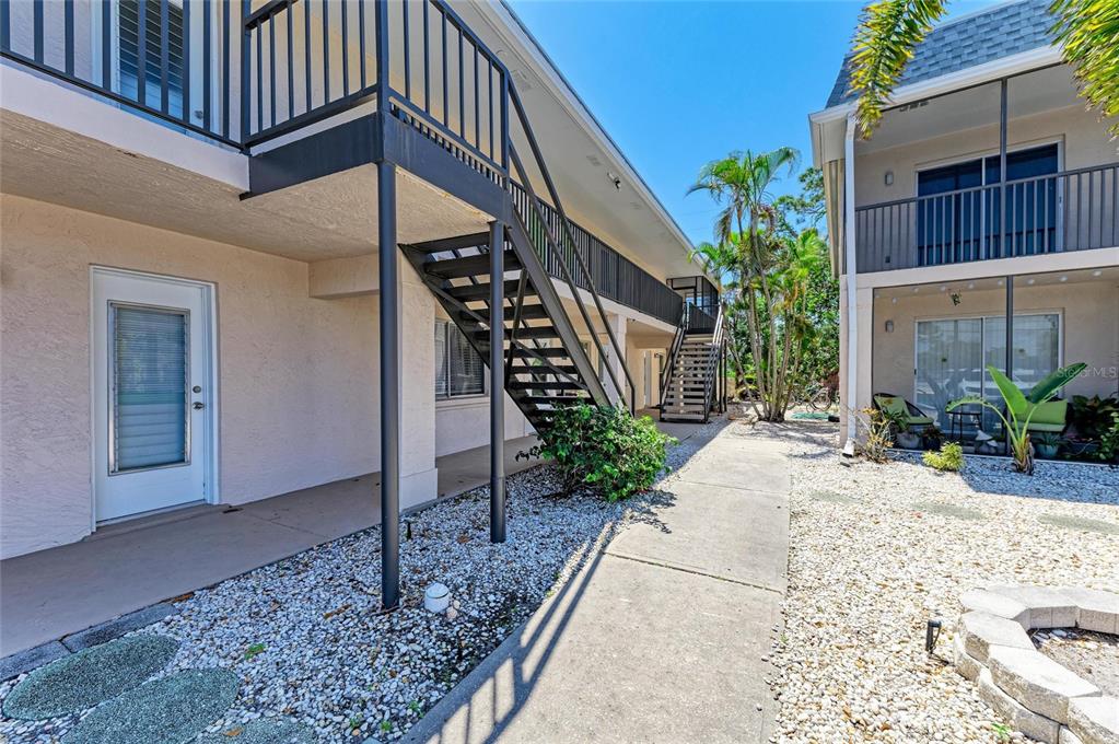 a view of entryway with a yard