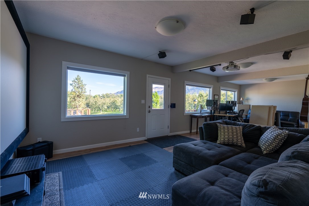 2370 West Malaga Road Malaga, WA 98828 - Photo 3 of 24 Gallery Image 3