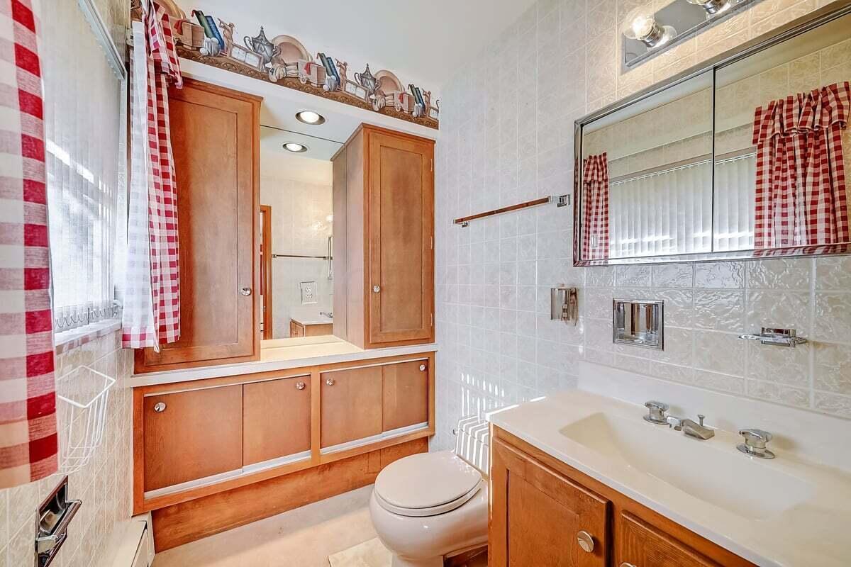 2512 Minerva Lake Road Columbus, OH 43231 - Photo 12 of 25 half bath