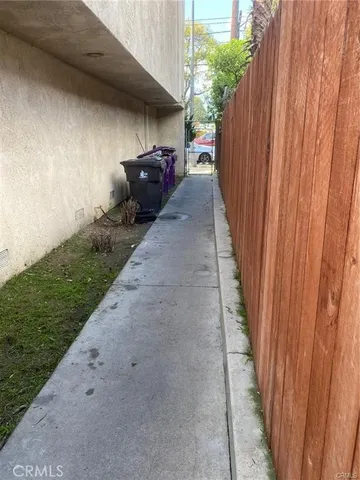 a view of a backyard with pathway