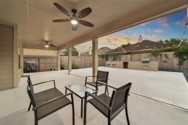 a view of livingroom with furniture and ceiling fan