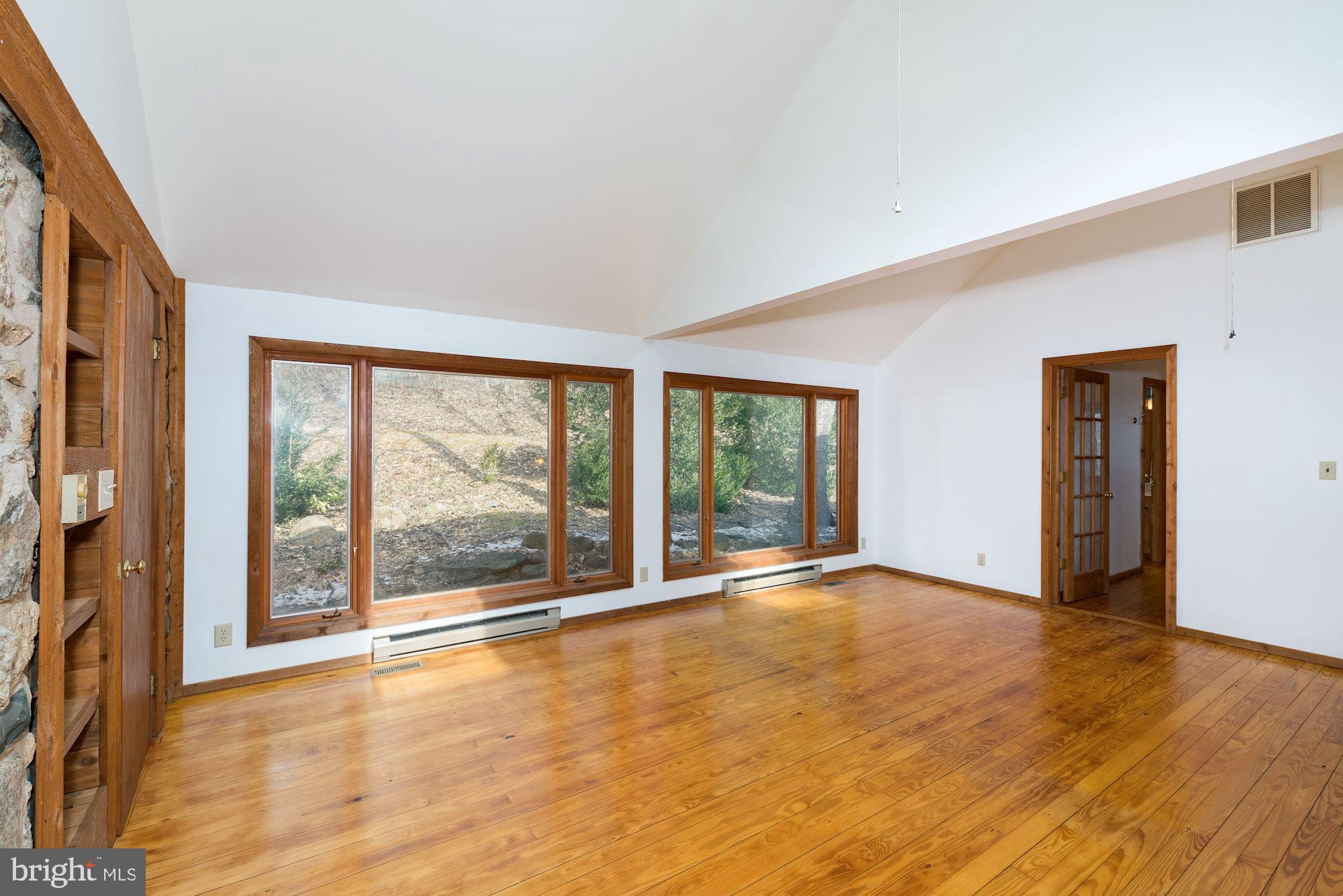902 Harris Hollow Road Washington, VA 22747 - Photo 8 of 29 Living Room