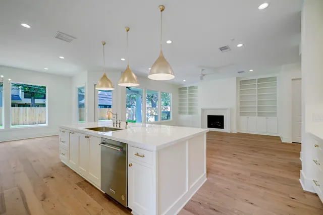 $1,700,000 | 955 West 42nd Street, Houston, TX 77018