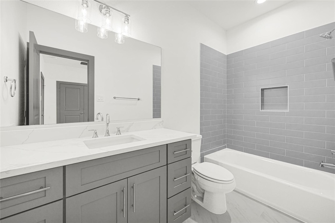 4019 Stassen Street, Unit A Houston, TX 77051 - Photo 32 of 35 Bedroom #3’s en-suite bathroom.