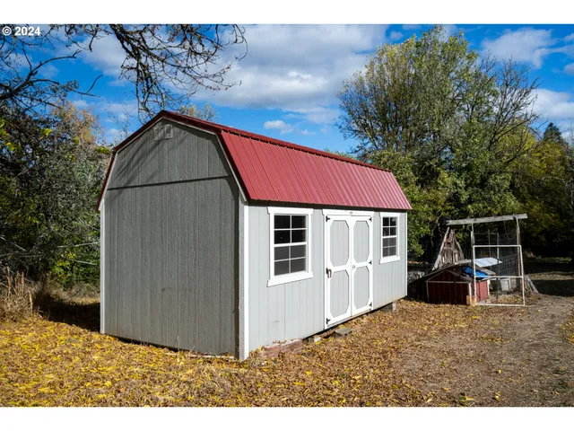 a view of a house with backyard
