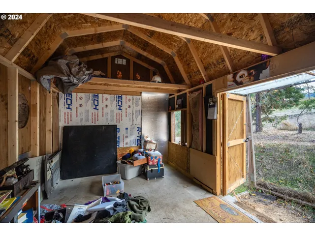 a view of a car in the back yard