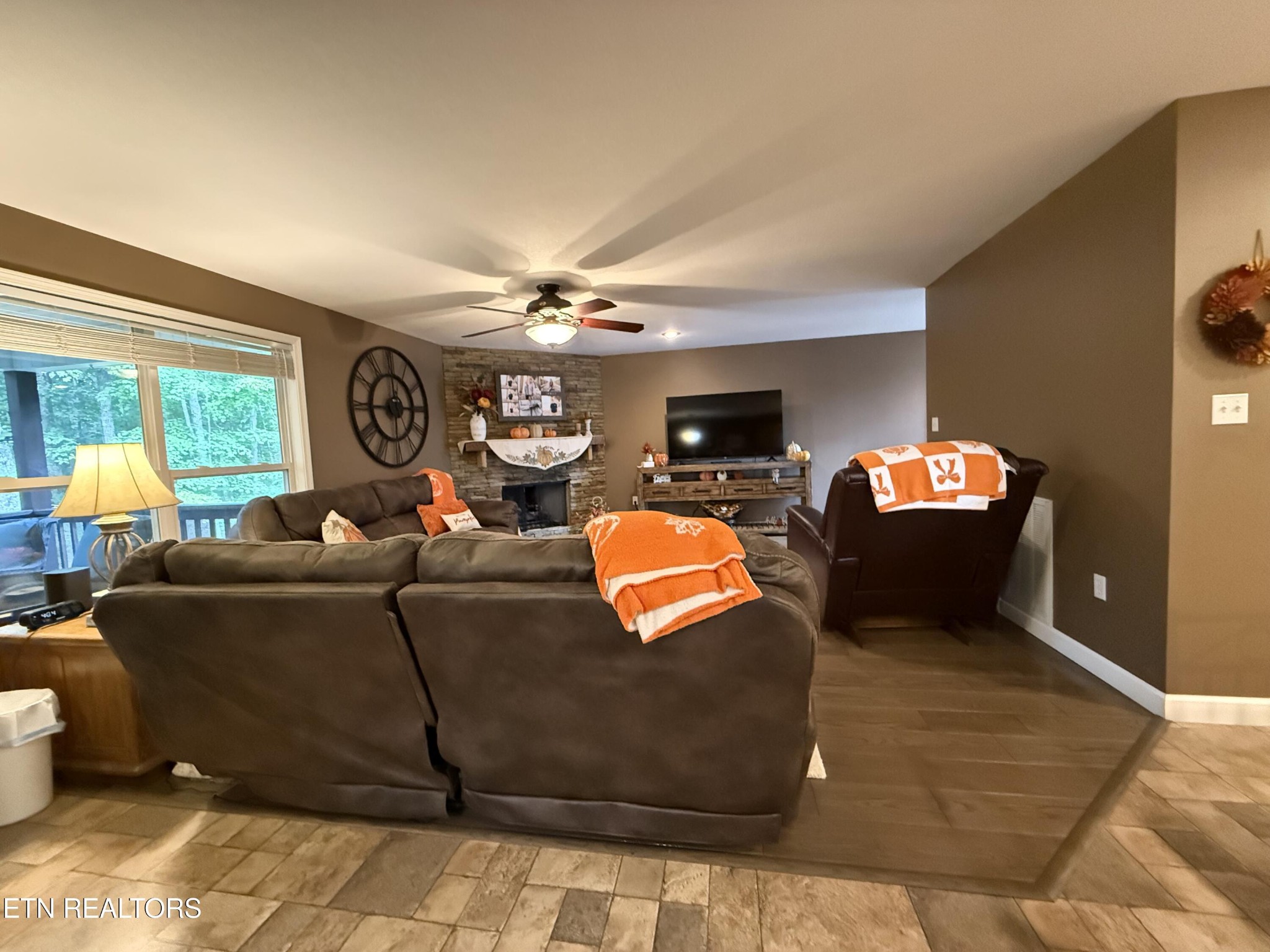 160 Brady Lane Oneida, TN 37841 - Photo 21 of 43 a living room with furniture and a flat screen tv