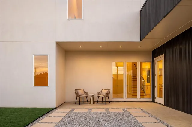 $749,000 | 825 Nomas Street, Dallas, TX 75212