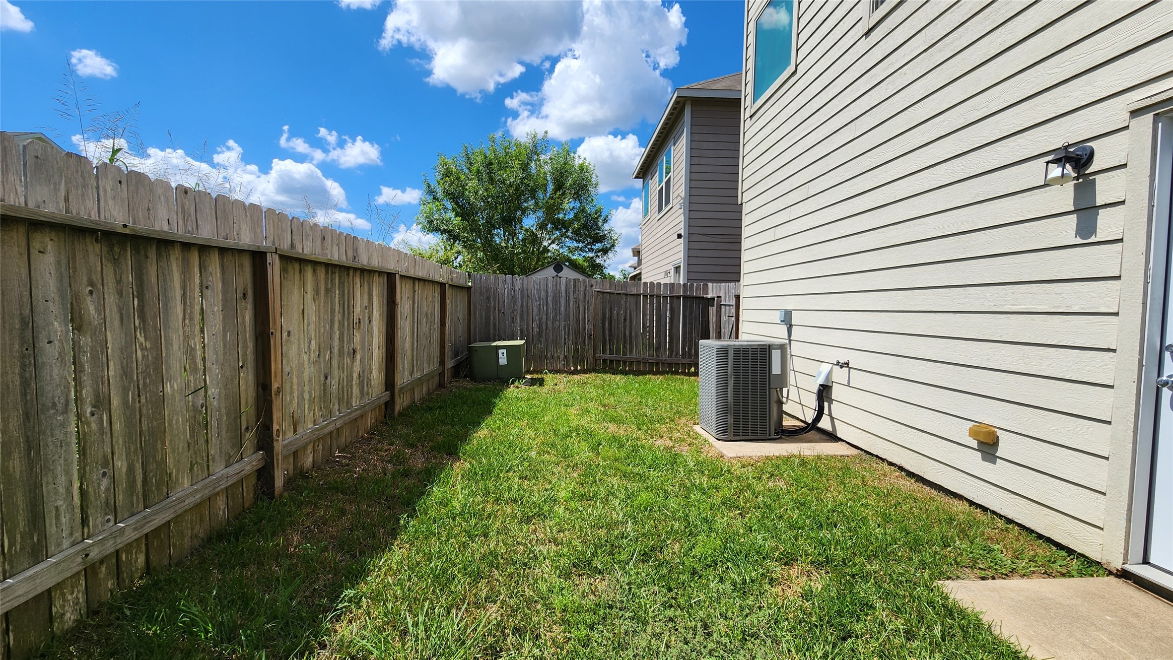 9346 Valley Tree Lane Houston, TX 77089 - Photo 21 of 21 a view of a backyard with plants and a large tree