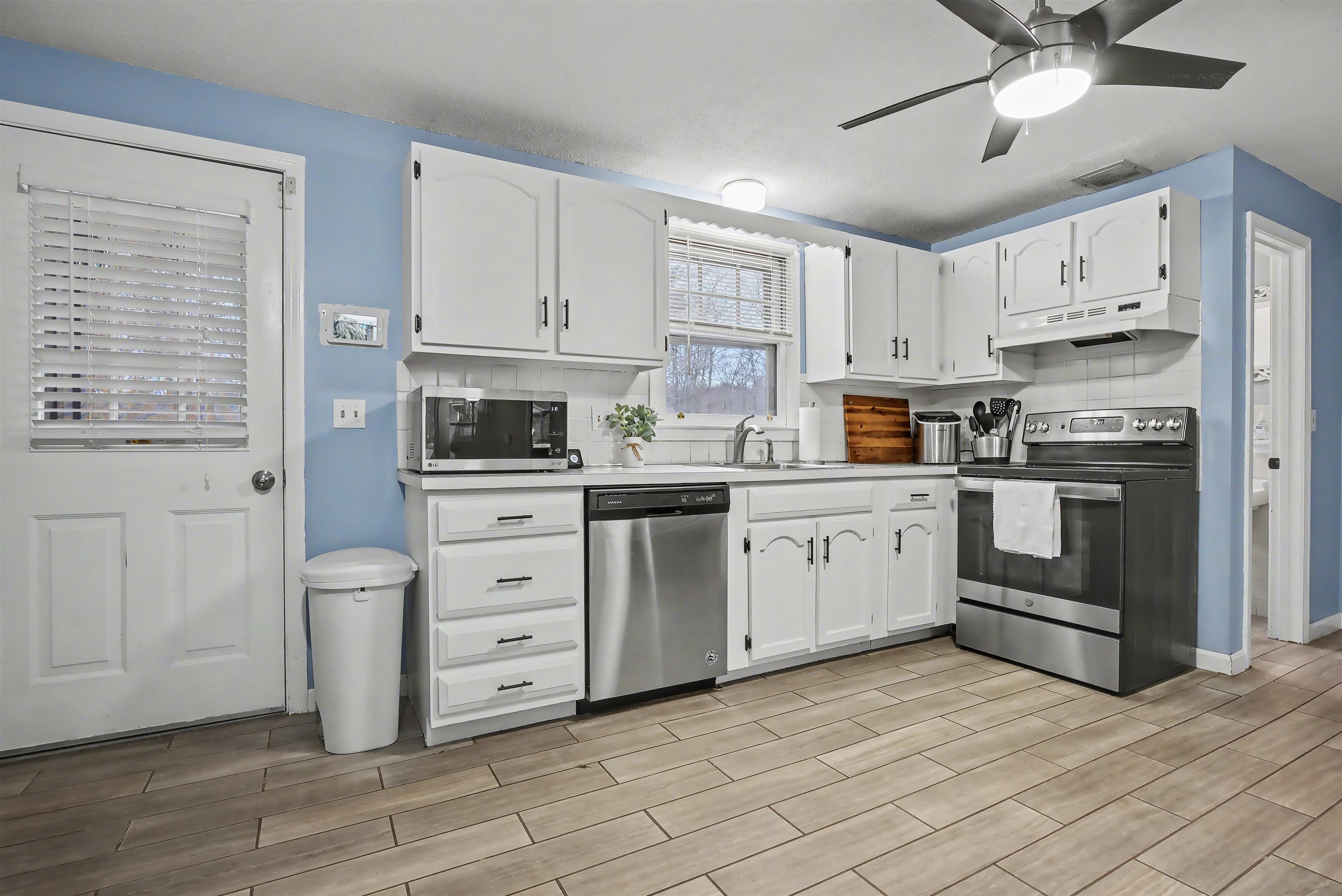 38 Midridge Circle Londonderry, NH 03053 - Photo 2 of 28