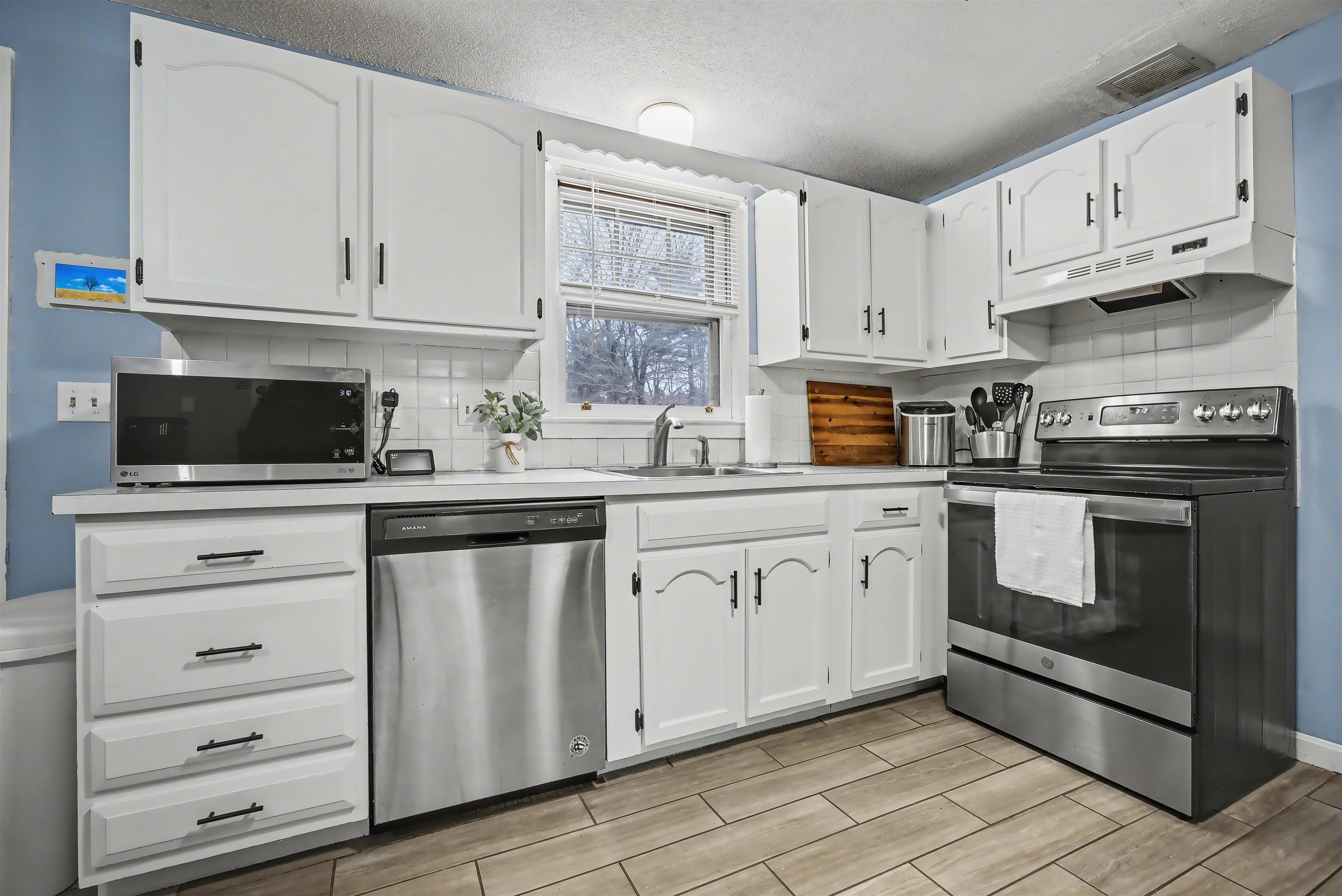 38 Midridge Circle Londonderry, NH 03053 - Photo 3 of 28