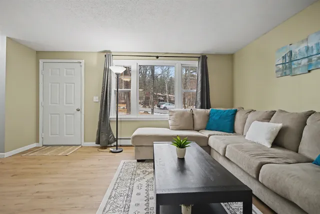 $284,999 | 38 Midridge Circle, Londonderry, NH 03053