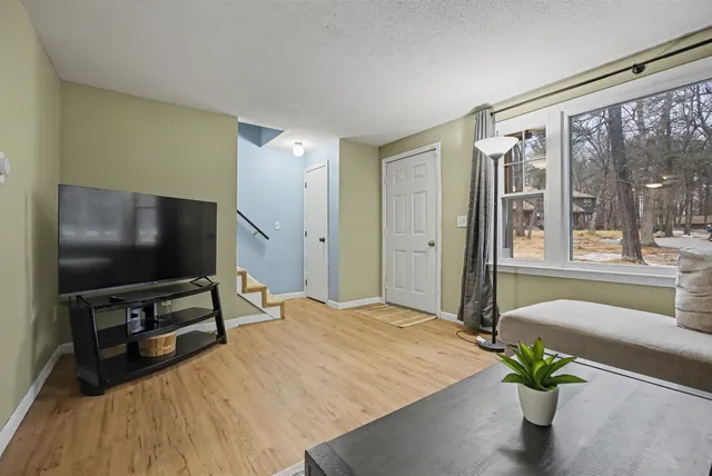 $284,999 | 38 Midridge Circle, Londonderry, NH 03053