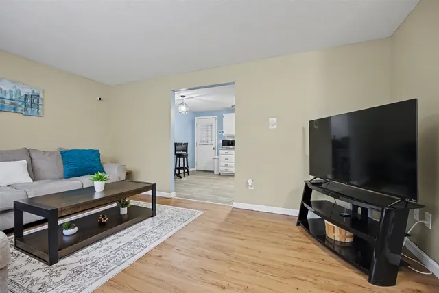 $284,999 | 38 Midridge Circle, Londonderry, NH 03053