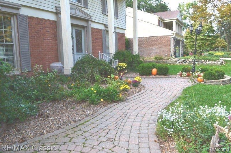 1063 Hemlock Drive Rochester, MI 48307 - Photo 2 of 25 Paver Walk